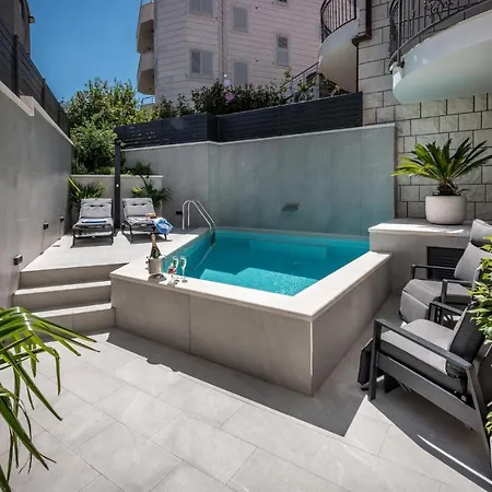 Nice Apartment In Dubrovnik With Outdoor Swimming Pool, Wifi And Heated Swimming Pool *