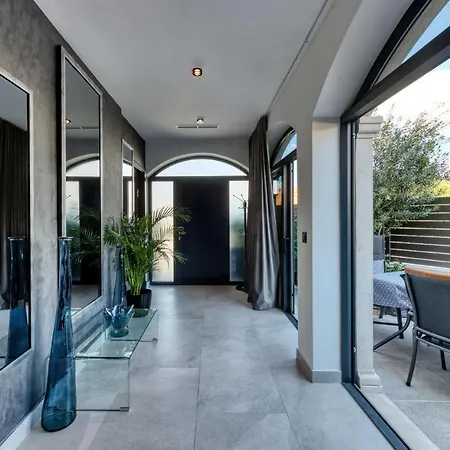 Nice Apartment In Dubrovnik With Outdoor Swimming Pool, Wifi And Heated Swimming Pool Апартаменты *